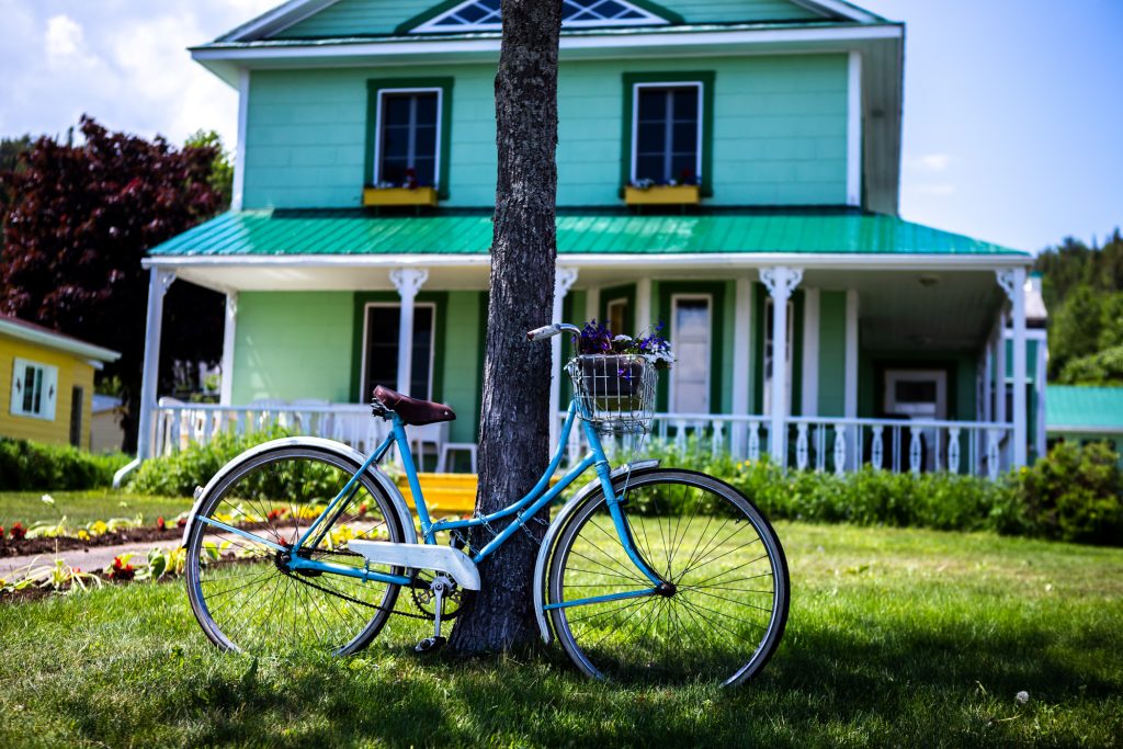 Une bicyclette devant une maison